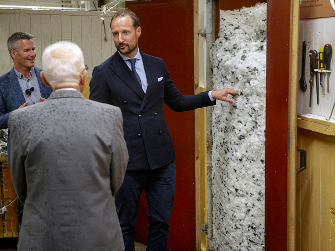 Kronprinsparet på besøk hos Hillesvåg Uldvarefabrikk. Foto: Helge Skodvin 